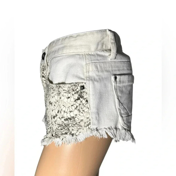 Day trip Capricorn Crochet Front Fray Hem White Denim Shorts W/Stretch EUC - Picture 6 of 14